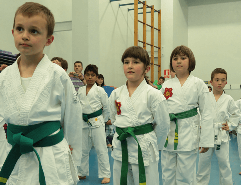 Niños karatekas en fila durante su clase de karate en el Gimnasio Shoreikan, en Irún